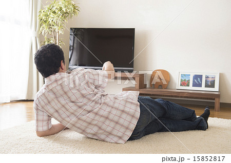 テレビを見る男性 テレビを見る男性 15852817
