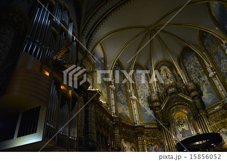 スペイン　モンセラットの大聖堂内のパイプオルガン 15856052