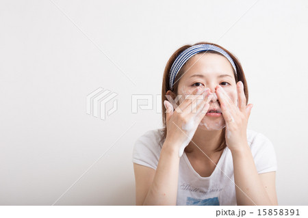 洗顔する女性 洗顔する女性 15858391