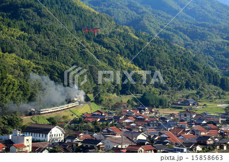 津和野の町並みとSLやまぐち号 津和野の町並みとSLやまぐち号 15858663
