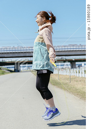 縄跳びをする女性 縄跳びをする女性 15860189