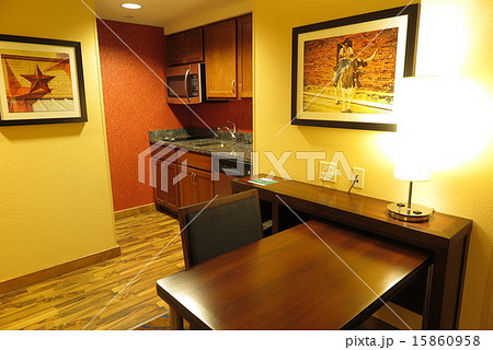 アメリカのホテルのセミスイートルーム 15860958