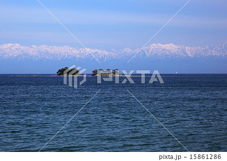 氷見沖の富山湾と立山 15861286