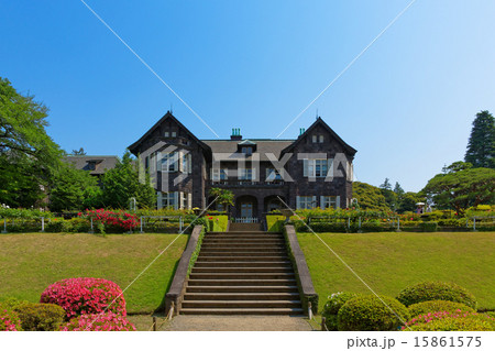 青空が広がる旧古河庭園の洋館とバラ園 青空が広がる旧古河庭園の洋館とバラ園 15861575