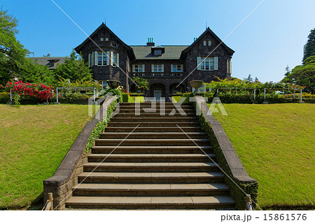 青空が広がる旧古河庭園の洋館とバラ園 青空が広がる旧古河庭園の洋館とバラ園 15861576