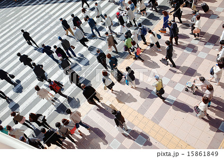 信号を待って横断歩道を渡るたくさんの人々 15861849