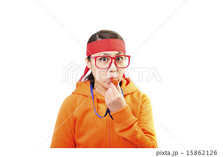 笛を吹いて注意する女性 15862126