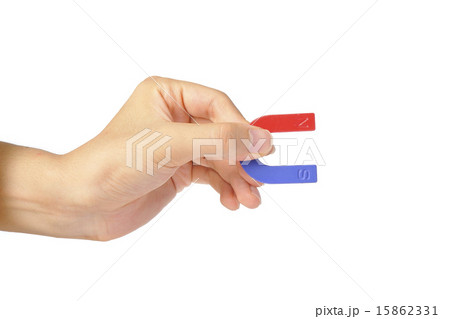 磁石を持っている人間の手 磁石を持っている人間の手 15862331