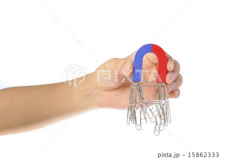 磁石を持っている人間の手 15862333