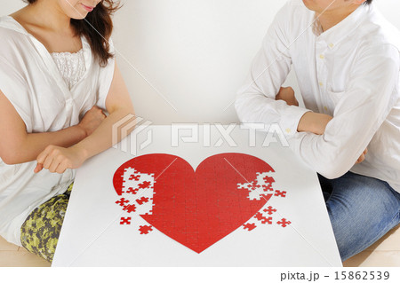 恋に悩む男女カップル 15862539