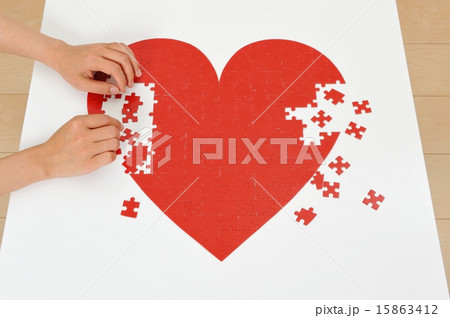 赤いハートのパズルを作っている人間の手 赤いハートのパズルを作っている人間の手 15863412