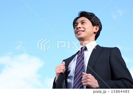 青空と若いビジネスマン 15864485