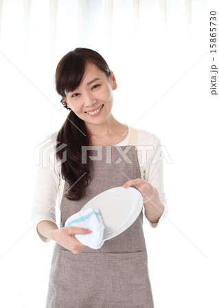 お皿を拭く主婦 15865730