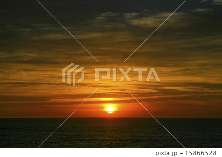 沖永良部島の海と夕日 15866528