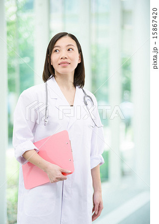 若い女医さんのバストアップイメージ 若い女医さんのバストアップイメージ 15867420