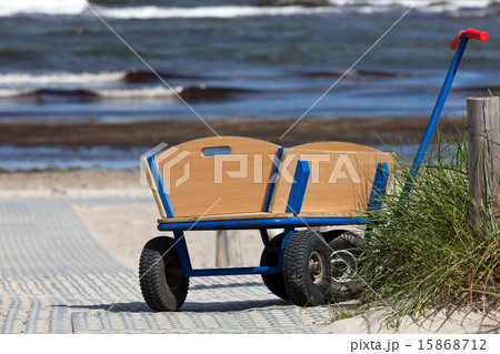 A lonely handcart standing on the way to the beach 15868712