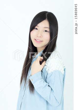 若い女性　ヘアスタイル 15869645