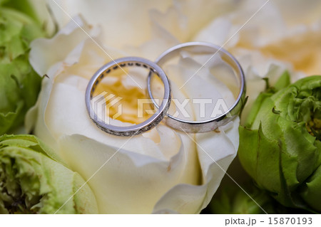 Bouquet of white roses 15870193