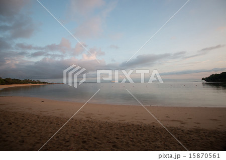 夜明け前のビーチ 15870561
