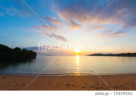 夜明けのビーチ 15870562