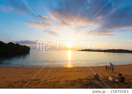 夜明けのビーチ 15870563