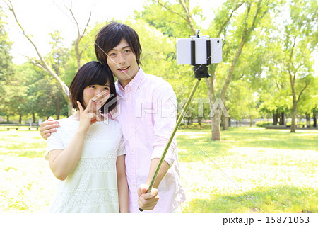 自撮り棒を使うカップル 15871063