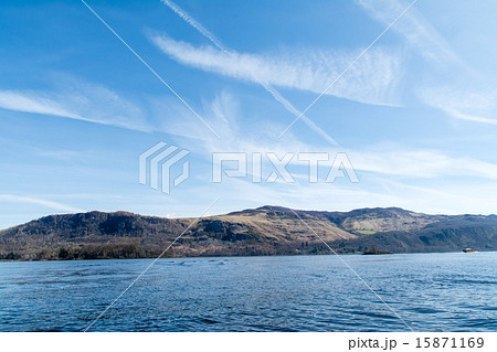 イギリス北の湖水地方　岩山と湖と飛行機雲 15871169