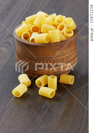 Rigatoni italian pasta in wood bowl 15871238