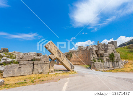 ruins of Arcadian gete in Ancient Messina 15871487