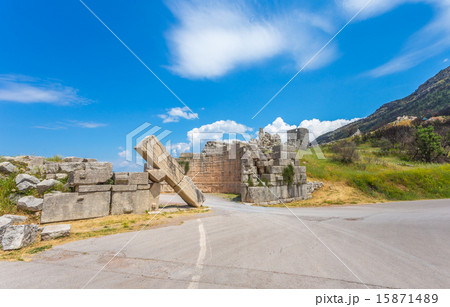 ruins of Arcadian gete in Ancient Messina 15871489