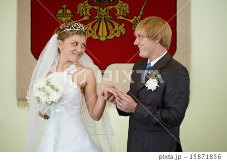Bride and groom on background of coat of arms 15871856