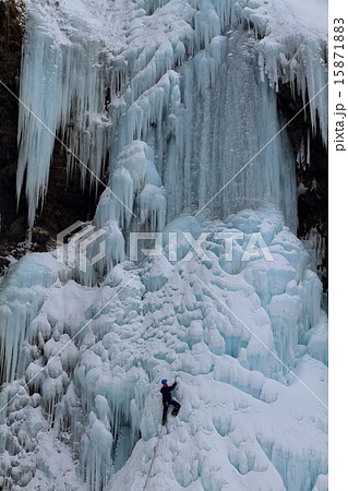 凍結した雲竜滝とクライマー 15871883