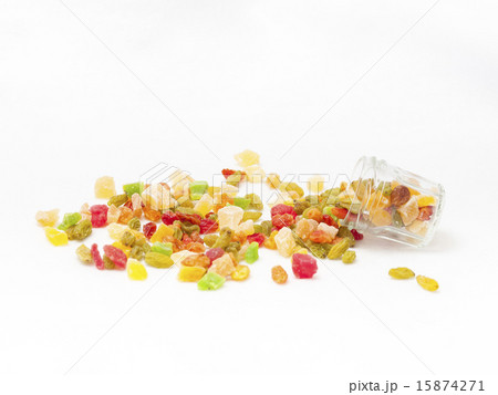 ビンからこぼれたたくさんのドライフルーツ ビンからこぼれたたくさんのドライフルーツ 15874271