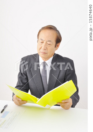 パソコンを操作するシニアビジネスマン 15874640