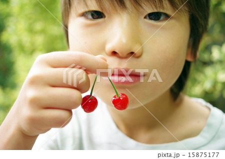 サクランボと子供 サクランボと子供 15875177