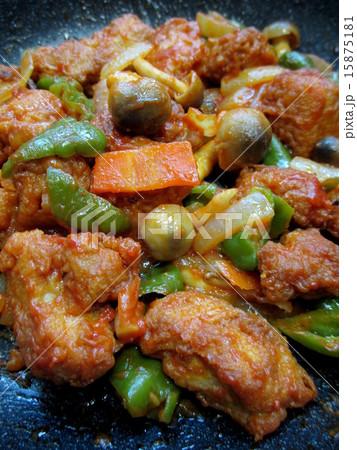 鶏肉と野菜 玉ねぎ 人参 ピーマン ブナシメジ のケチャップ炒めの写真素材