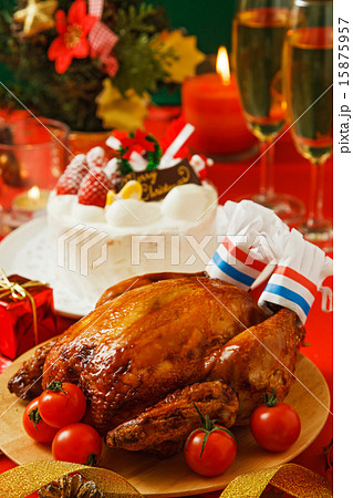 クリスマスケーキとローストチキン 15875957