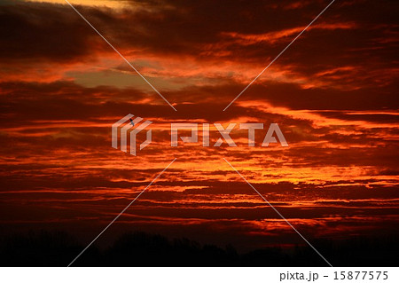 朝日に染まる雲・ヨーロッパの朝焼け 15877575