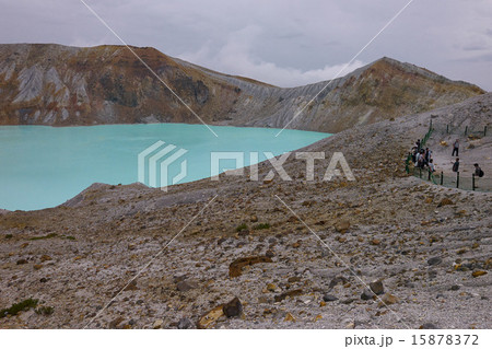 白根山、火口斜面と湯釜 15878372