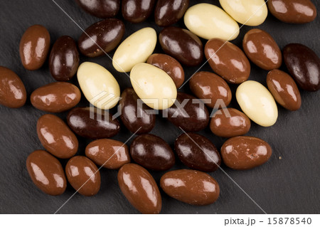 almonds in chocolate 15878540