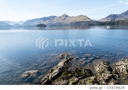 イギリス北の湖水地方 岩山と湖と飛行機雲 水際の岩場 イギリス北の湖水地方 岩山と湖と飛行機雲 水際の岩場 15878626