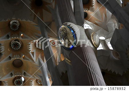 サグラダ・ファミリア内部の柱の楕円形装飾（ヨハネ） 15878932