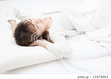 眠る女性 15879063
