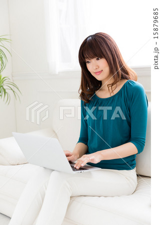 パソコンを使う女性 15879685