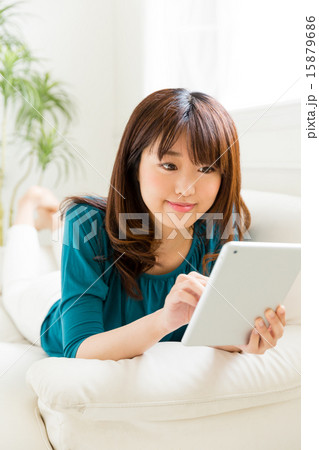 タブレットを使う女性 15879686