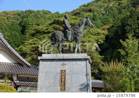 西の京「山口」をつくりあげた大内弘世像が山口市内を見渡す（瑠璃光寺） 15879786