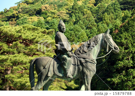 西の京 山口 をつくりあげた大内弘世像が山口市内を見渡す 瑠璃光寺 の写真素材 15879788 Pixta