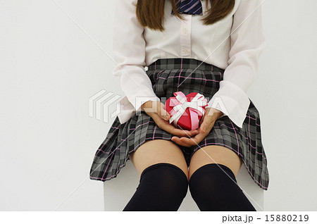 プレゼントを持って待つ女の子 15880219