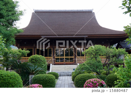 重要文化財の龍福寺本堂へ参道から 15880487