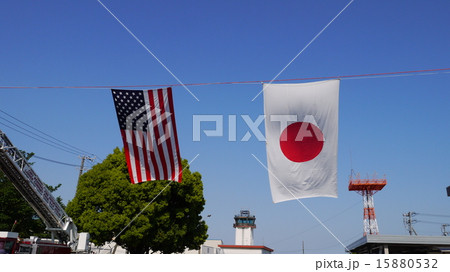 米軍基地開放日に日米親善の両国の国旗 15880532